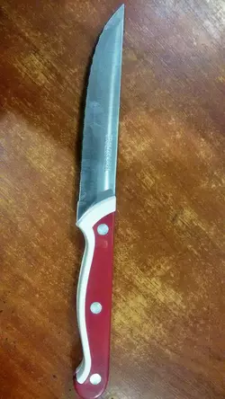 Нож металлический с рубцами 24 см (красный)